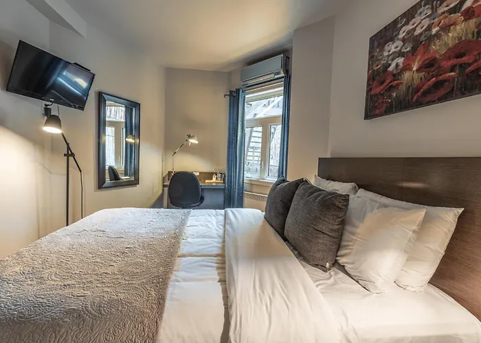 Petit Hotel - Cafe Krieghoff Quebec City